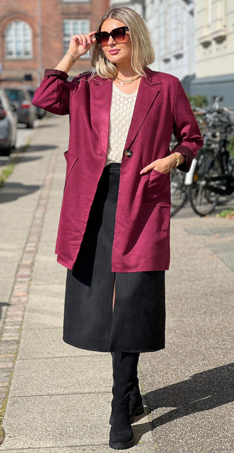 Kamella mellemlang jakke i ruskindslook wine LikeLondon
