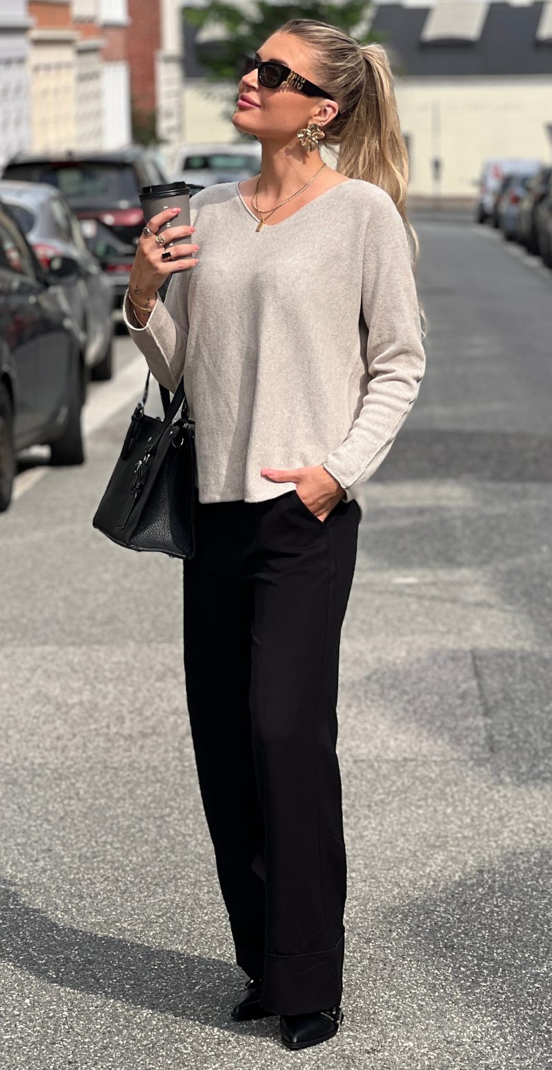 Inga blød strikbluse med v-hals beige LikeLondon
