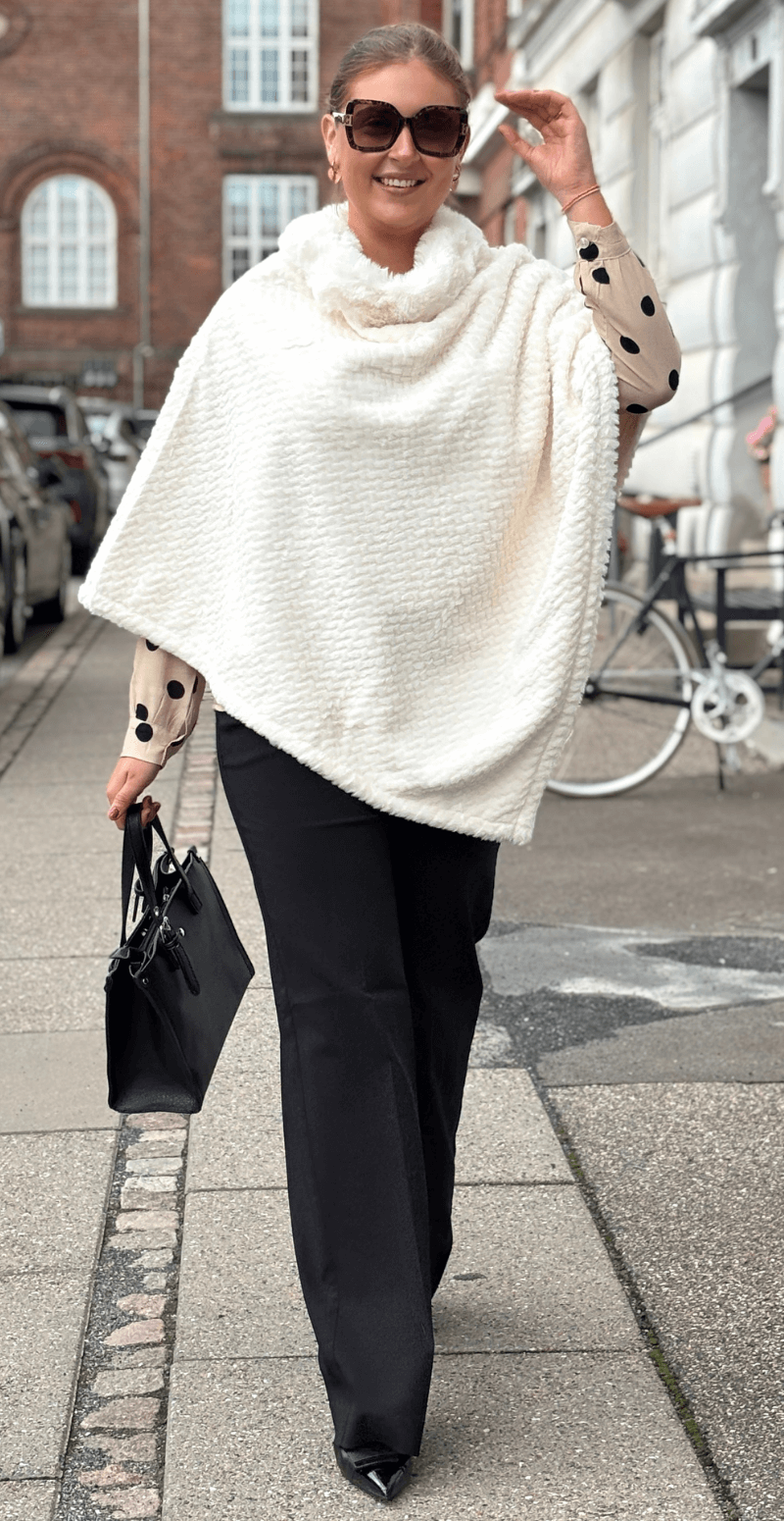 Liza poncho med bølget detalje hvid LikeLondon
