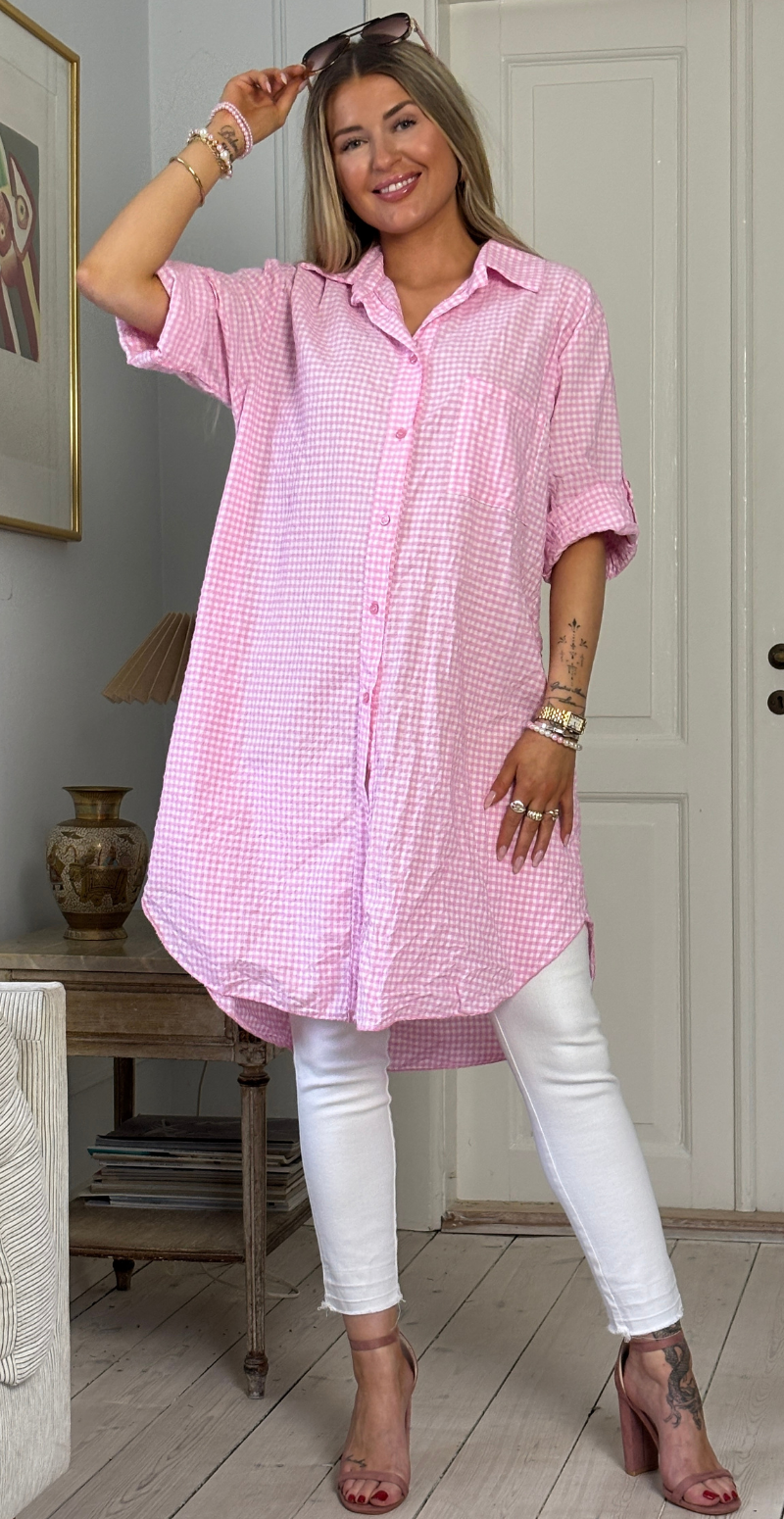 Nikita skjortetunika med krepp og små tern pink LikeLondon