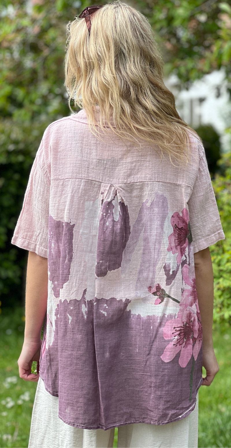 Gina bluse med blomsterprint og v-hals rosa LikeLondon