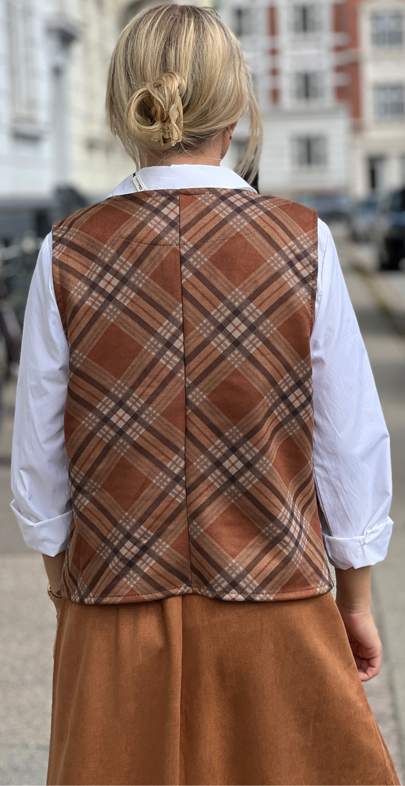 Marley ternet vest knapper fortil og v-hals camel LikeLondon