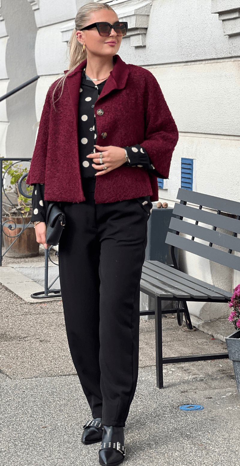 Ulrika kort jakke med vidde og knapper bordeaux LikeLondon