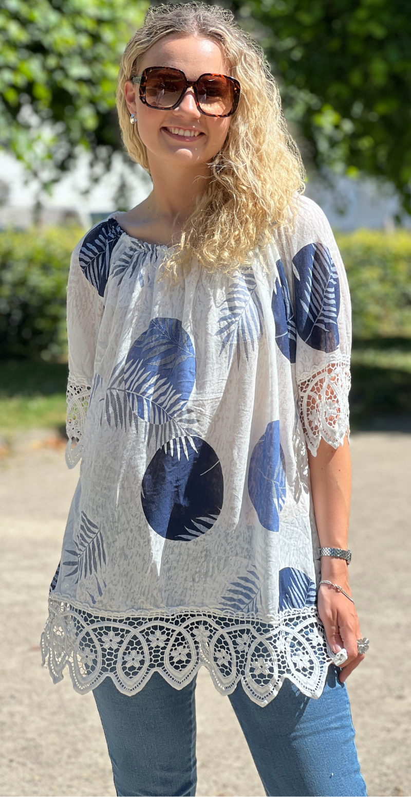 Ivalo bluse med bladmotiv og bred blondekant navy LikeLondon