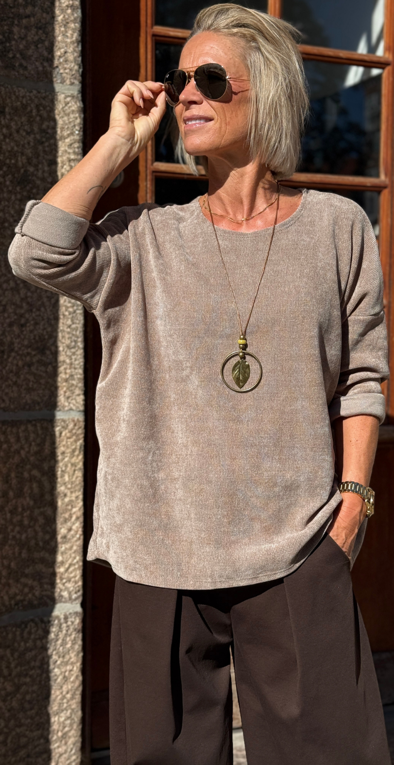 Maren bluse i velour og halskæde sand LikeLondon