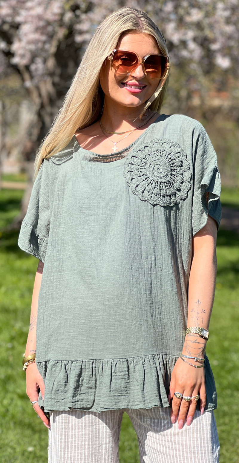 Carolina kortærmet bluse med peplum og hæklet blomst khaki LikeLondon