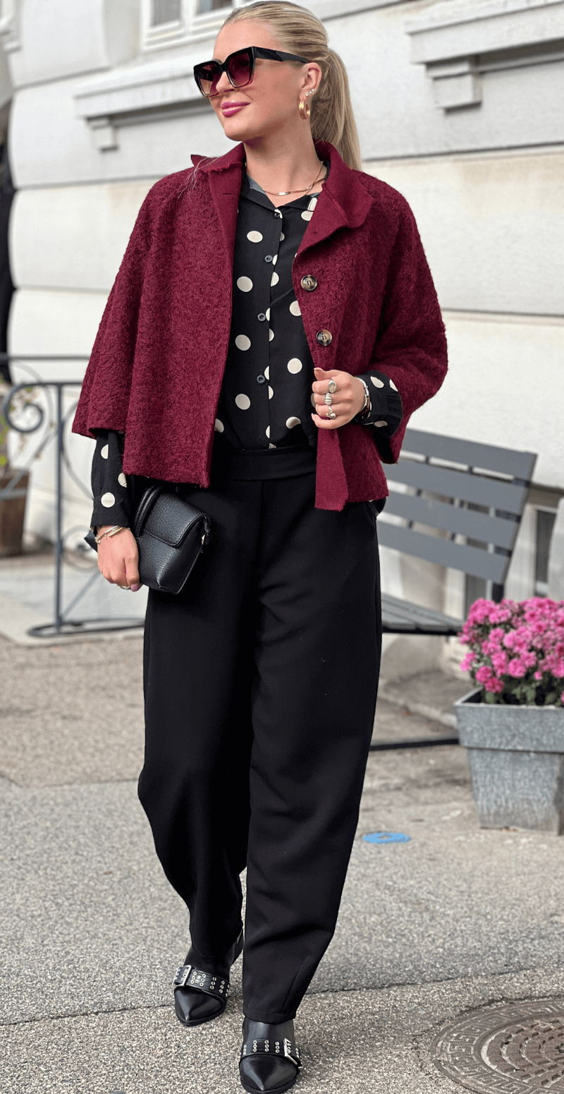 Ulrika kort jakke med vidde og knapper bordeaux LikeLondon
