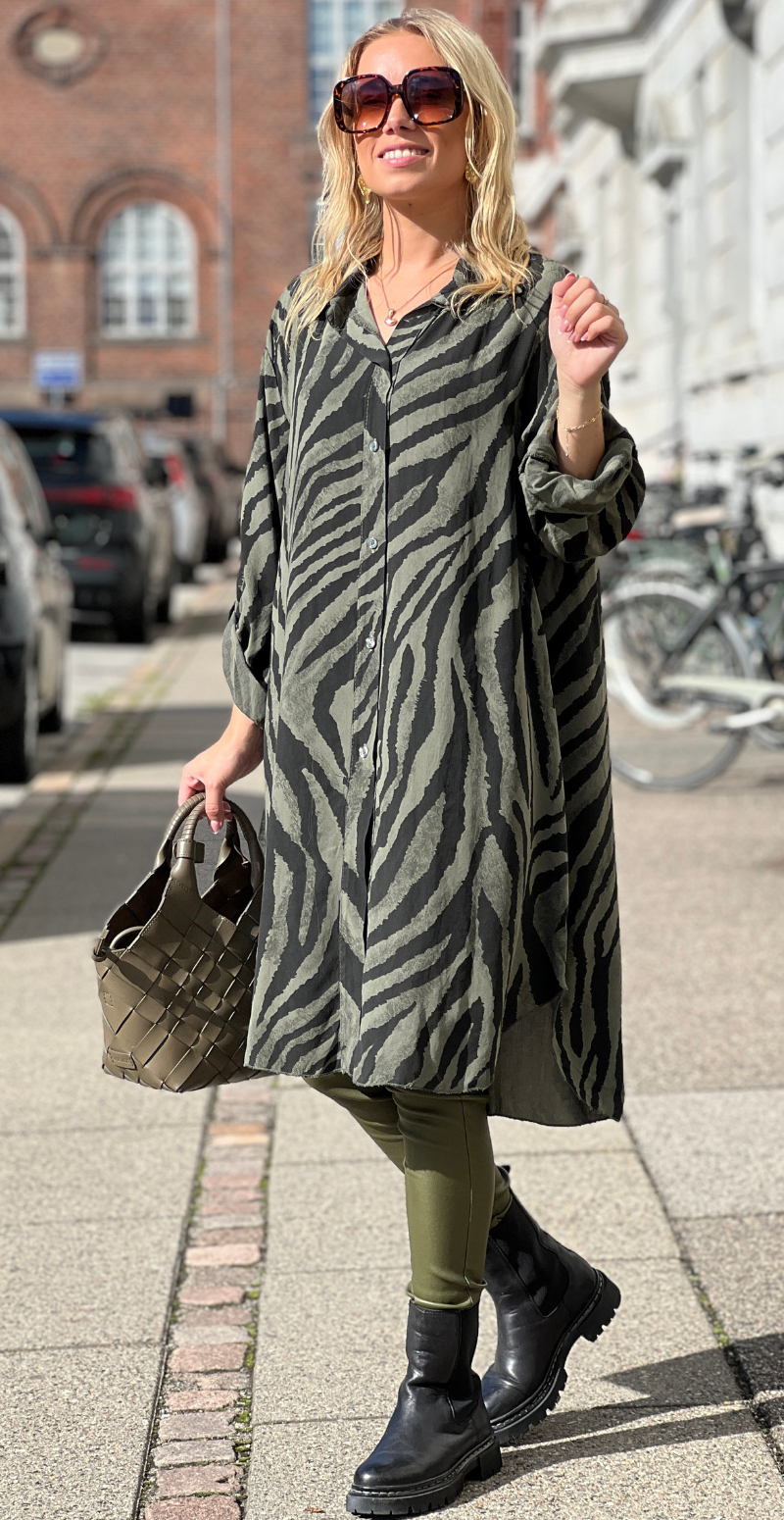 Marlowe gennemknappet tunika med zebraprint military LikeLondon