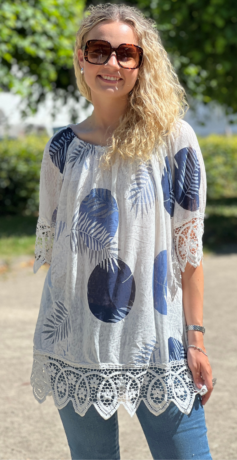 Ivalo bluse med bladmotiv og bred blondekant navy LikeLondon