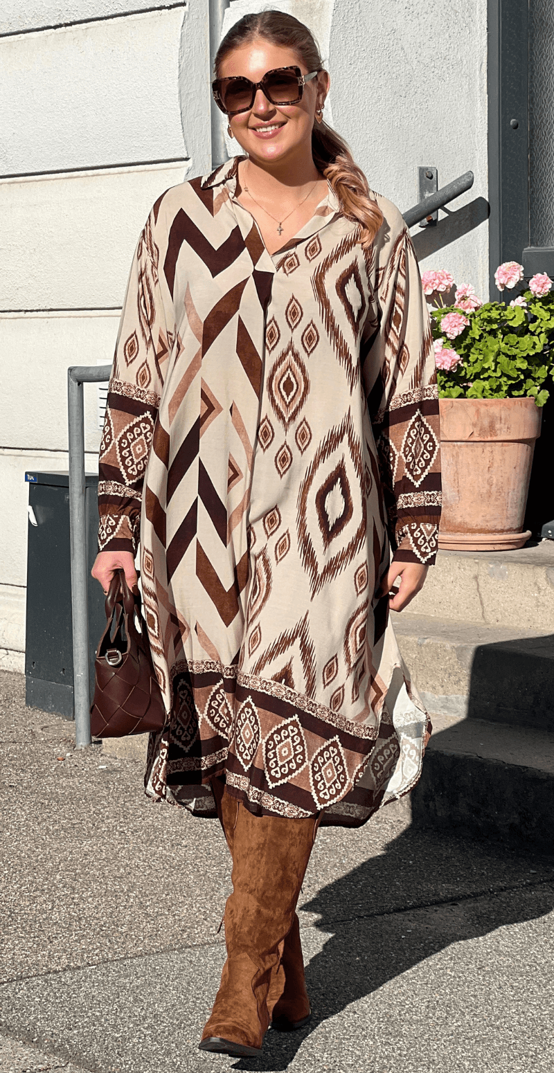 Zoom kjole med lange ærmer og boheme print beige LikeLondon