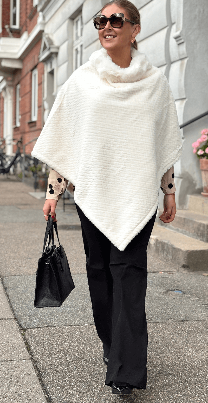 Liza poncho med bølget detalje hvid LikeLondon