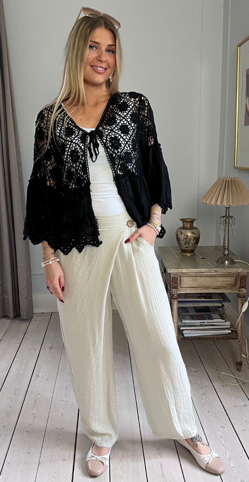 Carma hæklet bluse med blonder og bindelukning sort LikeLondon