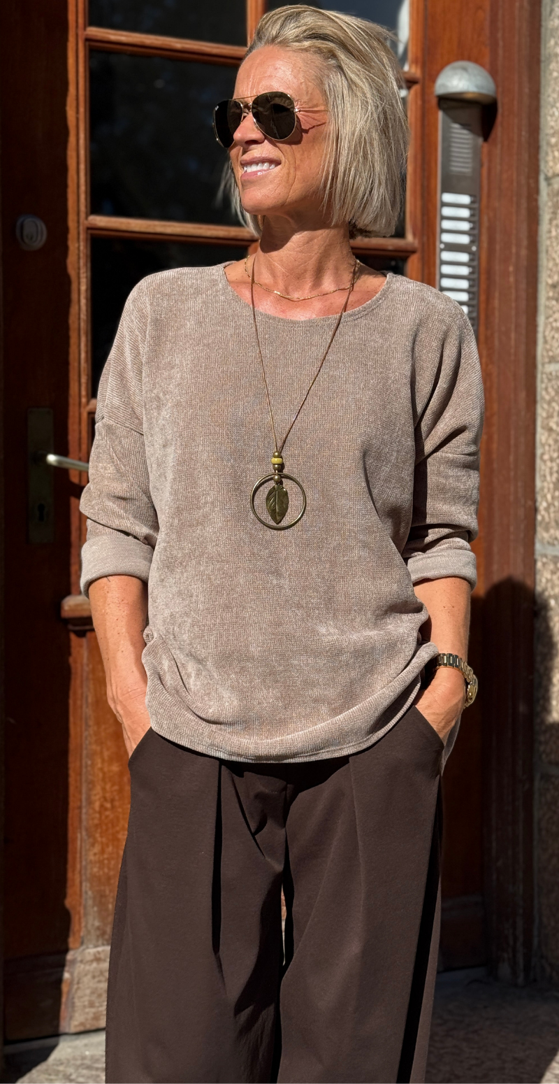 Maren bluse i velour og halskæde sand LikeLondon
