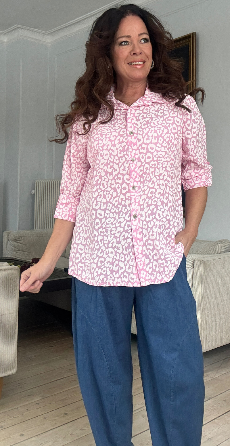 Piper skjorte med perlemorsknapper og leoprint pink LikeLondon