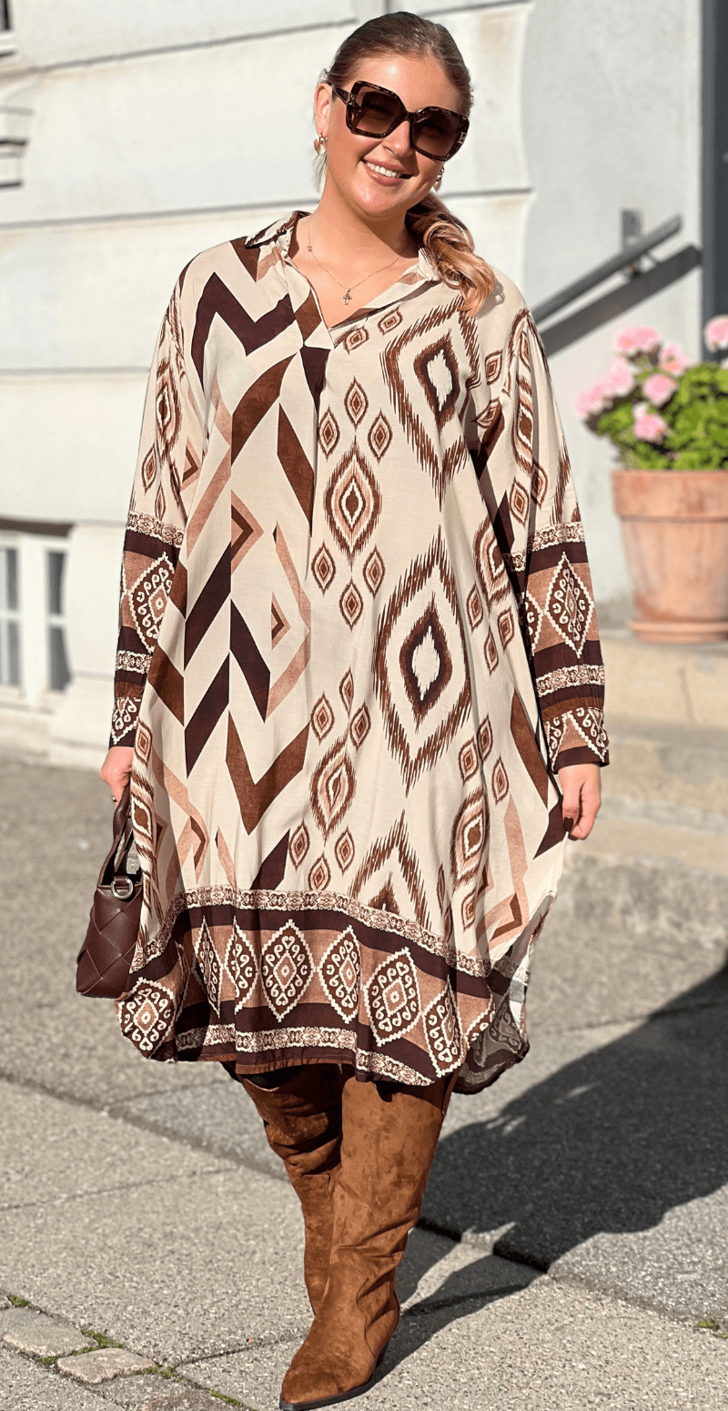 Zoom kjole med lange ærmer og boheme print beige LikeLondon
