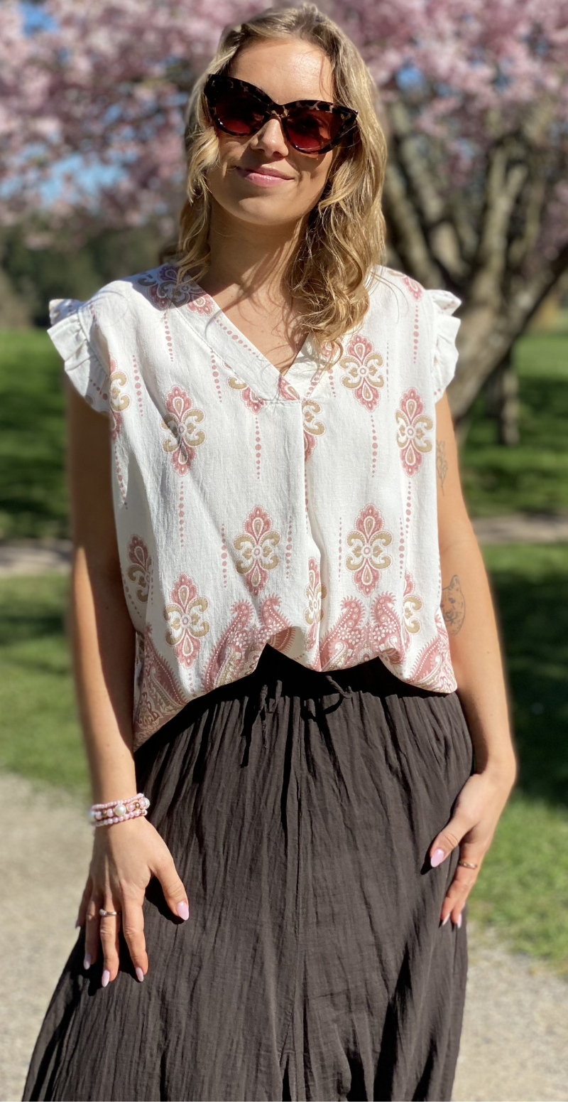 Vita bluse med flæsedetaljer og v-hals rosa LikeLondon