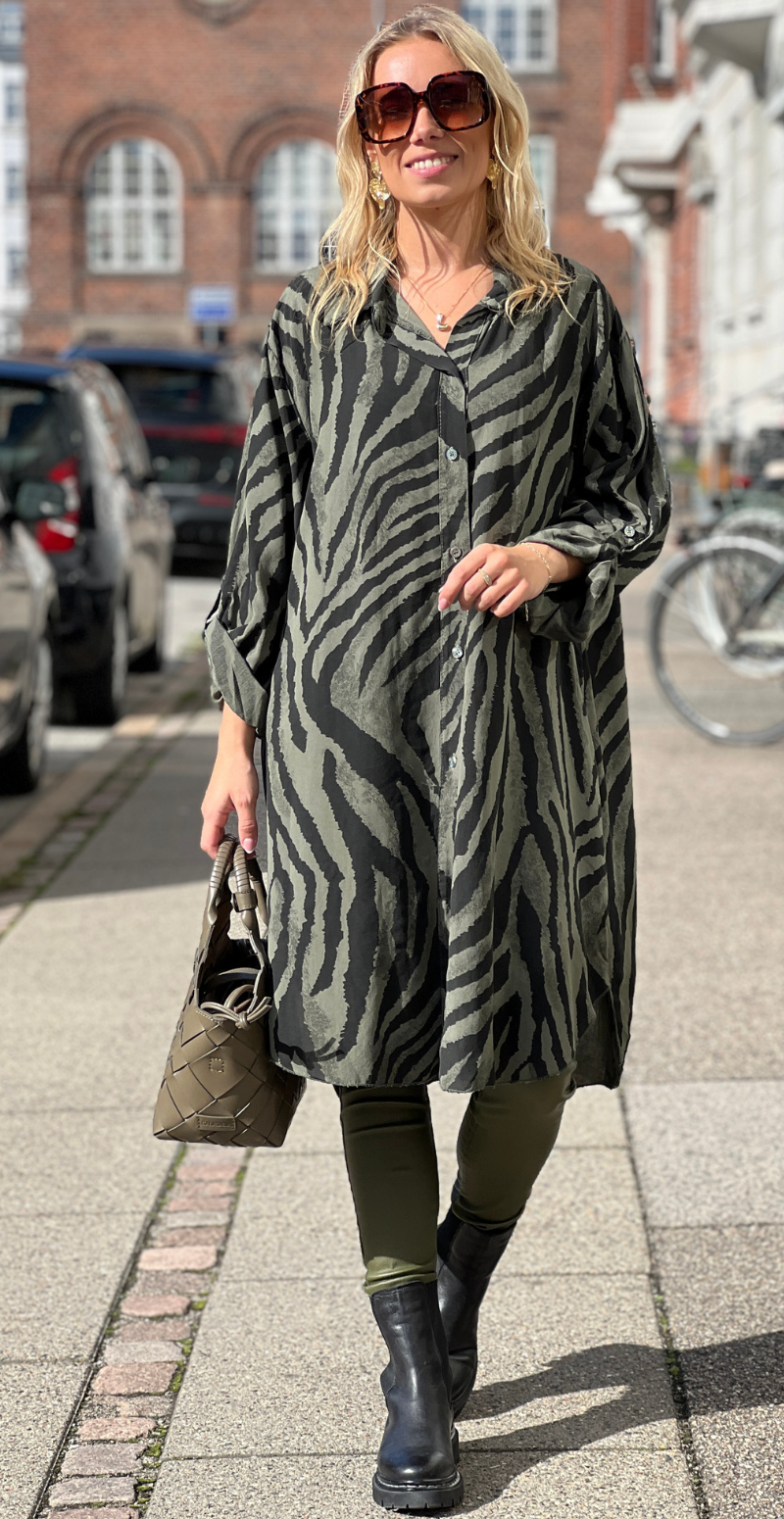 Marlowe gennemknappet tunika med zebraprint military LikeLondon