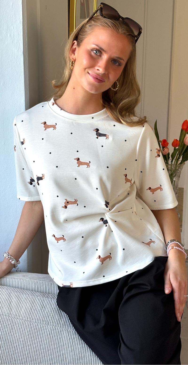 Forudbestil uge 11 Bea kortærmet bluse med hundemotiv creme LikeLondon