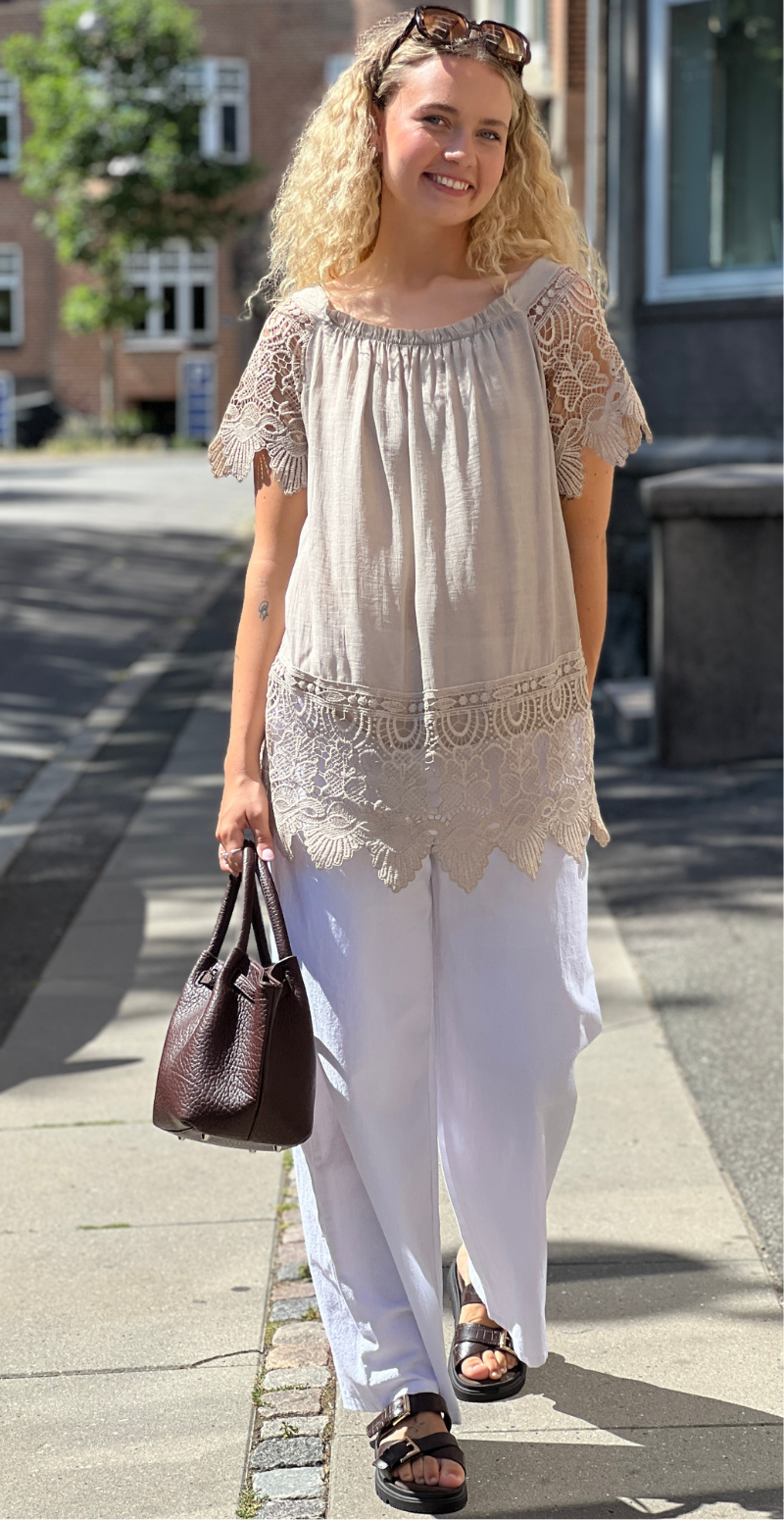 Birdie bluse med blondeærmer og bred blondekant beige LikeLondon