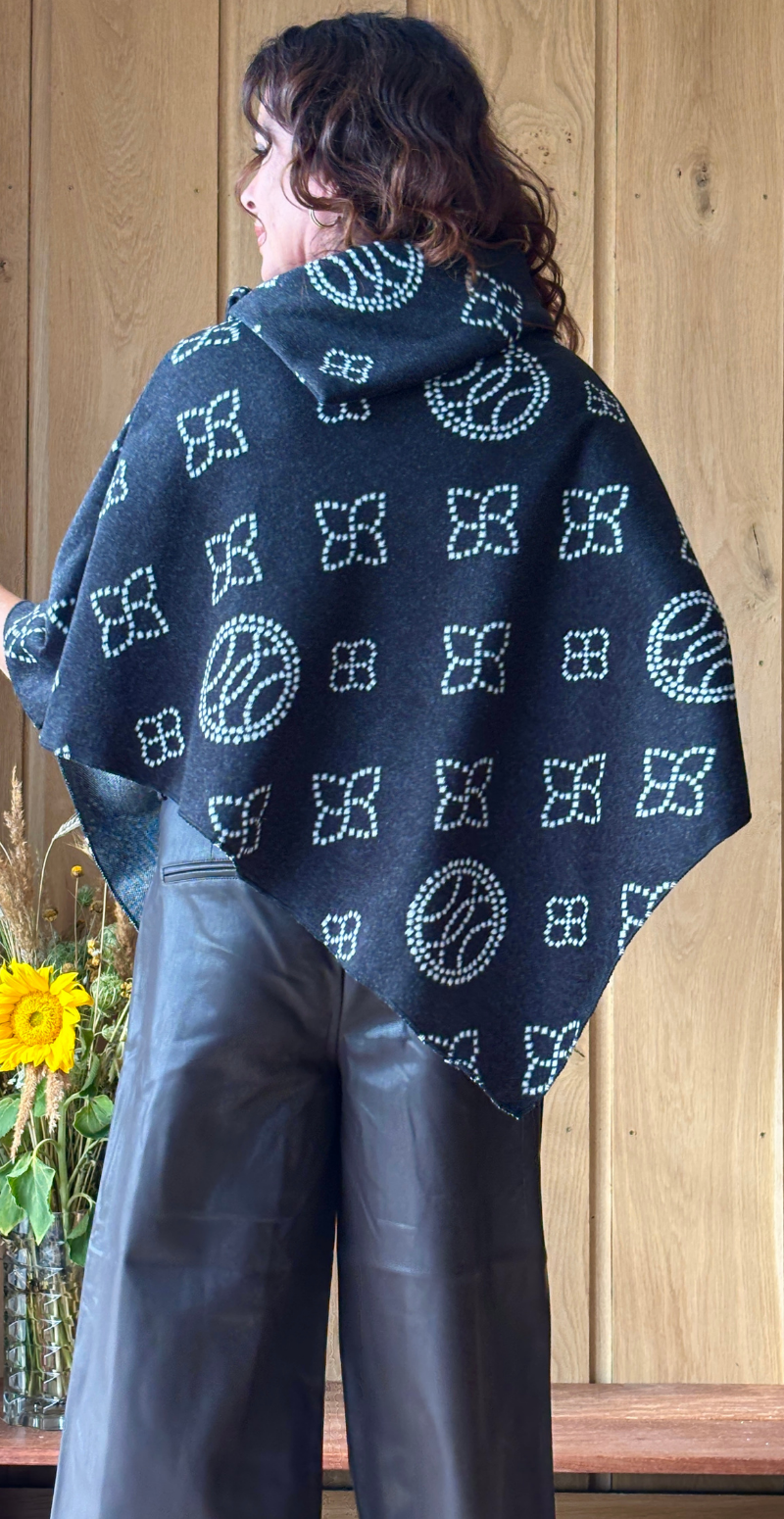Sienna poncho med ornament mønster sort LikeLondon