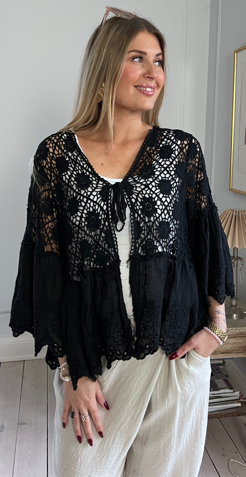 Carma hæklet bluse med blonder og bindelukning sort LikeLondon