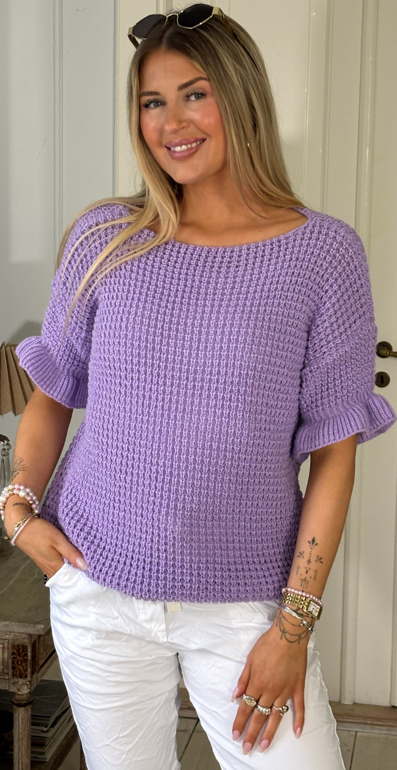 Forudbestil uge 9 Chia strikbluse med kort flæseærme lilla LikeLondon