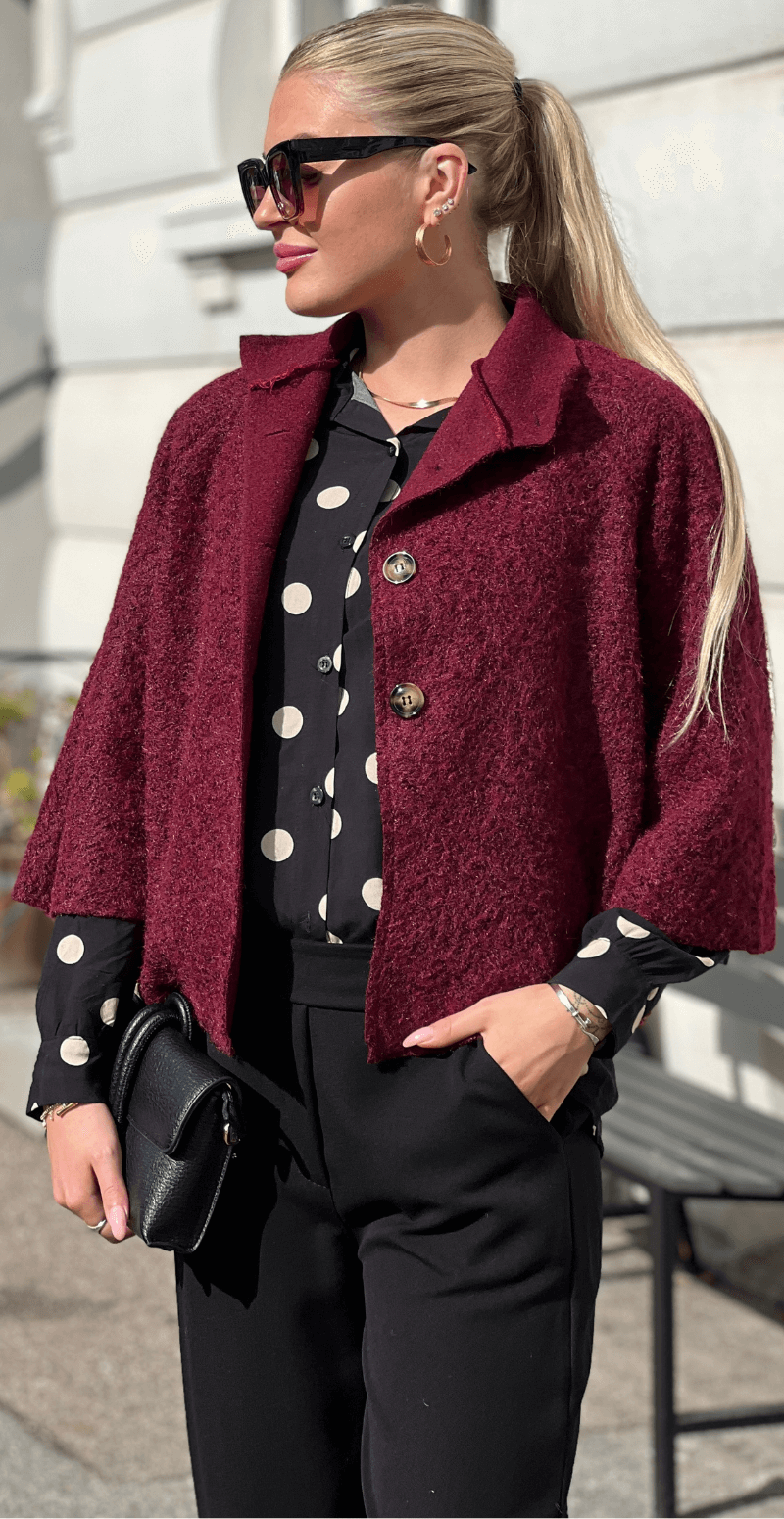 Ulrika kort jakke med vidde og knapper bordeaux LikeLondon