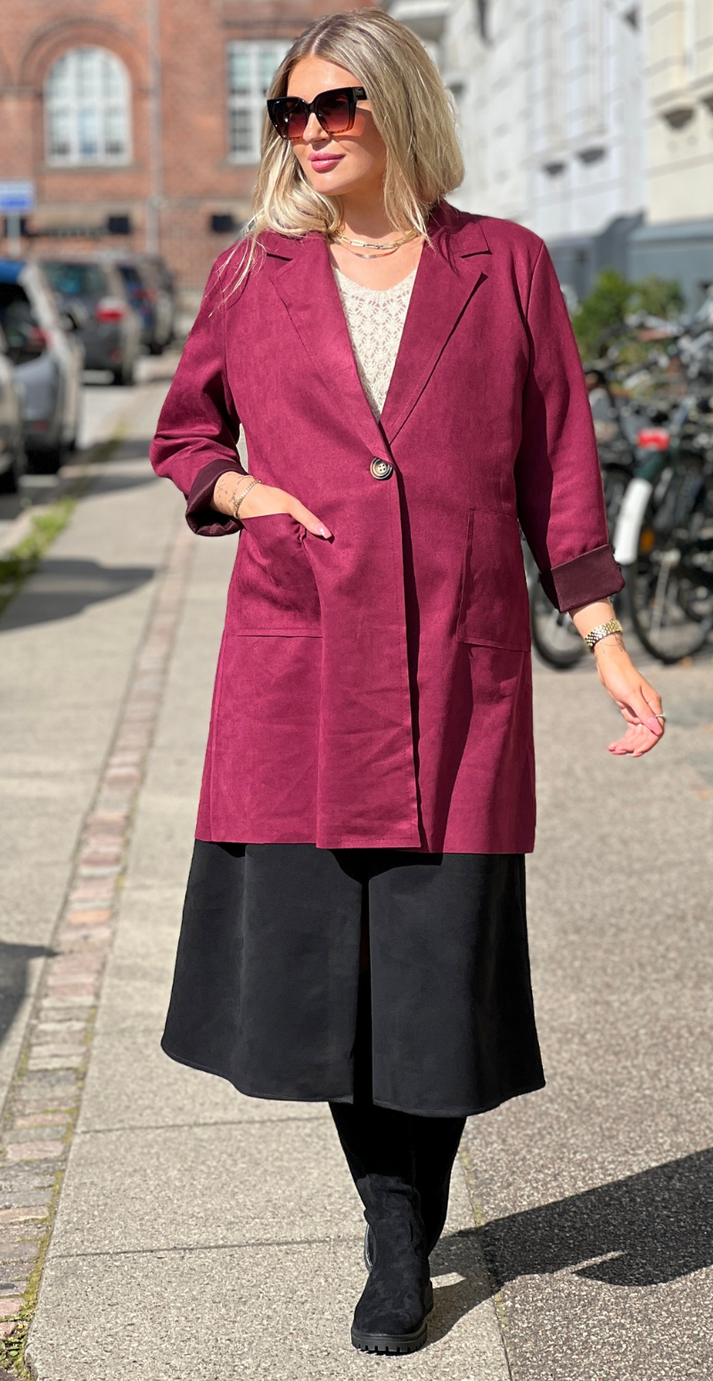 Kamella mellemlang jakke i ruskindslook wine LikeLondon