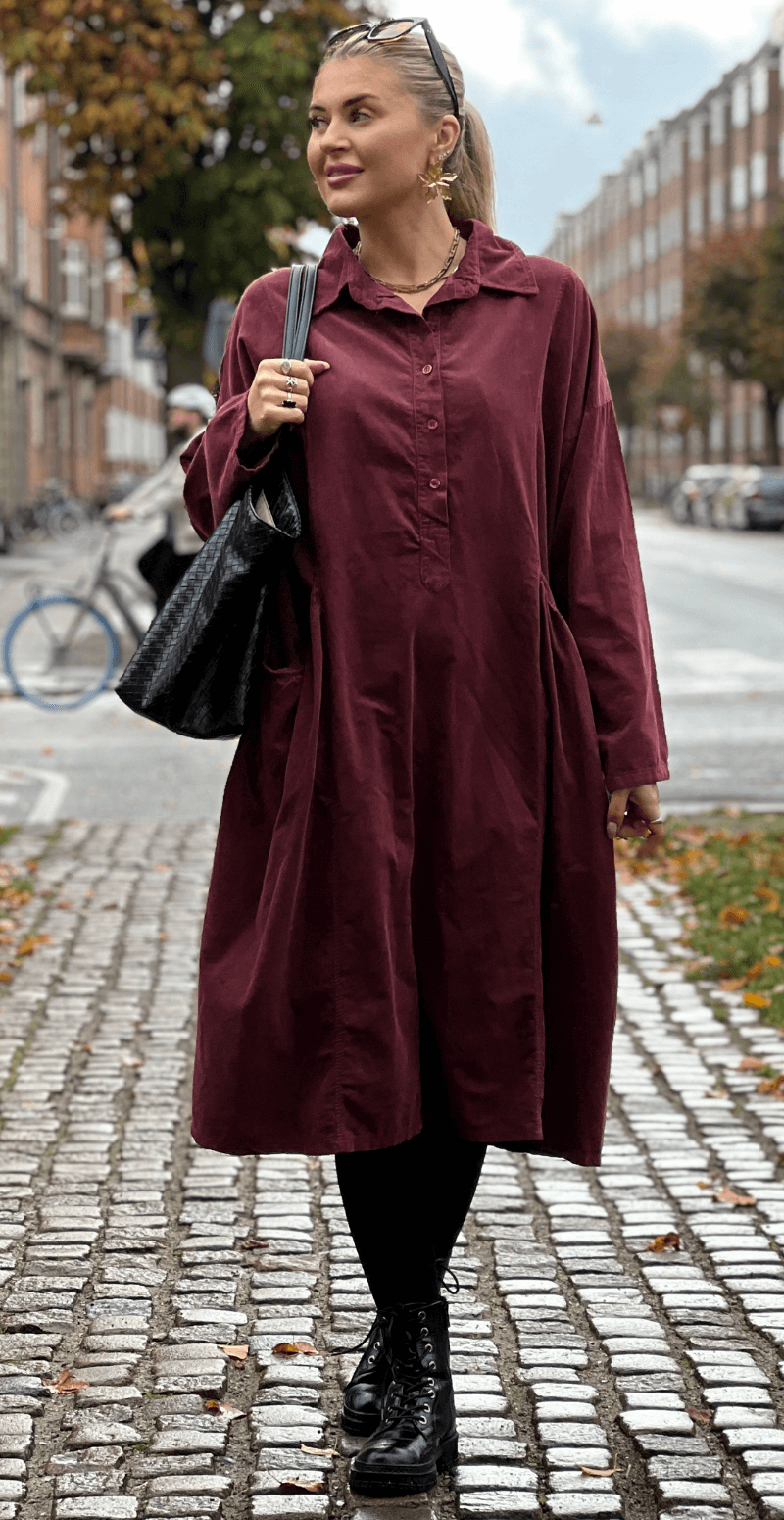 Yanna fløjlskjole med dybe lommer og stolpelukning bordeaux LikeLondon