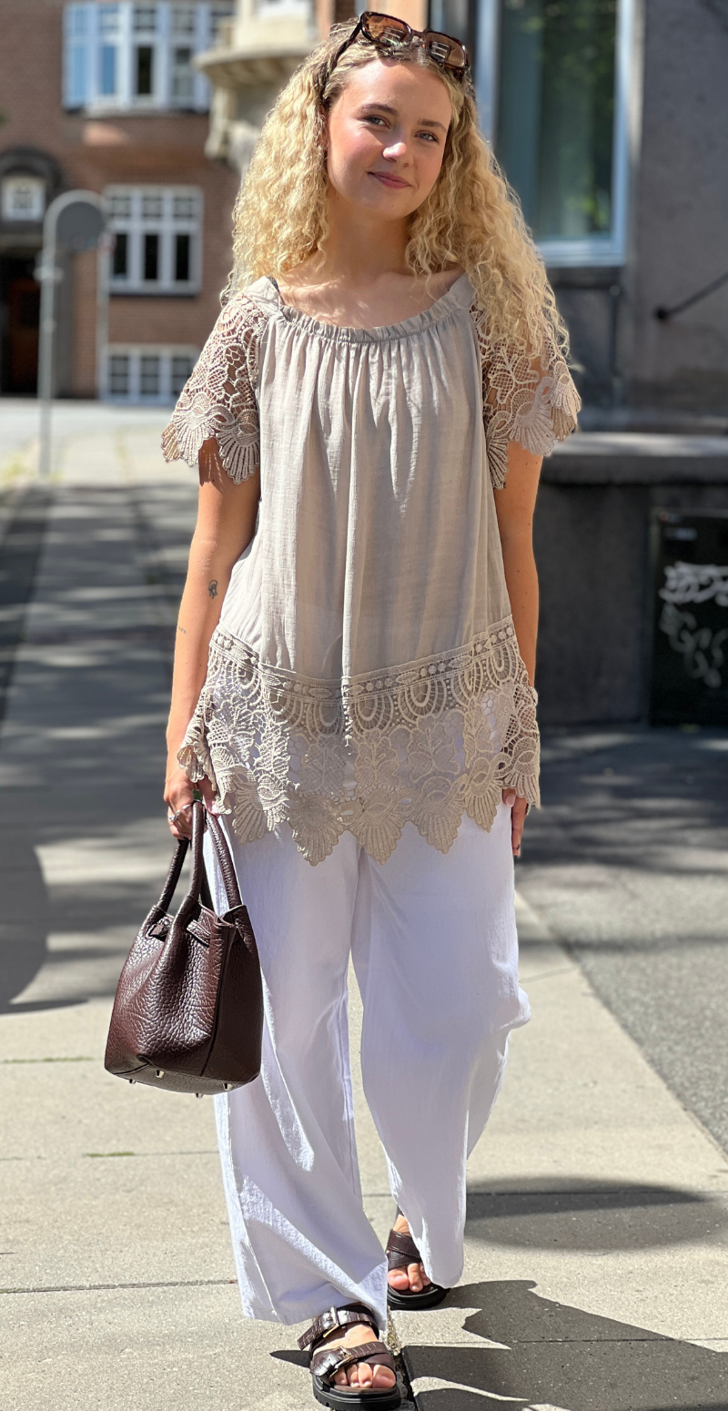 Birdie bluse med blondeærmer og bred blondekant beige LikeLondon