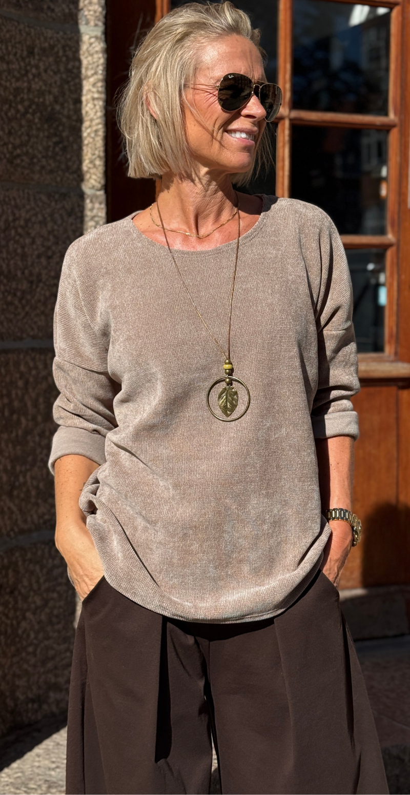 Maren bluse i velour og halskæde sand LikeLondon