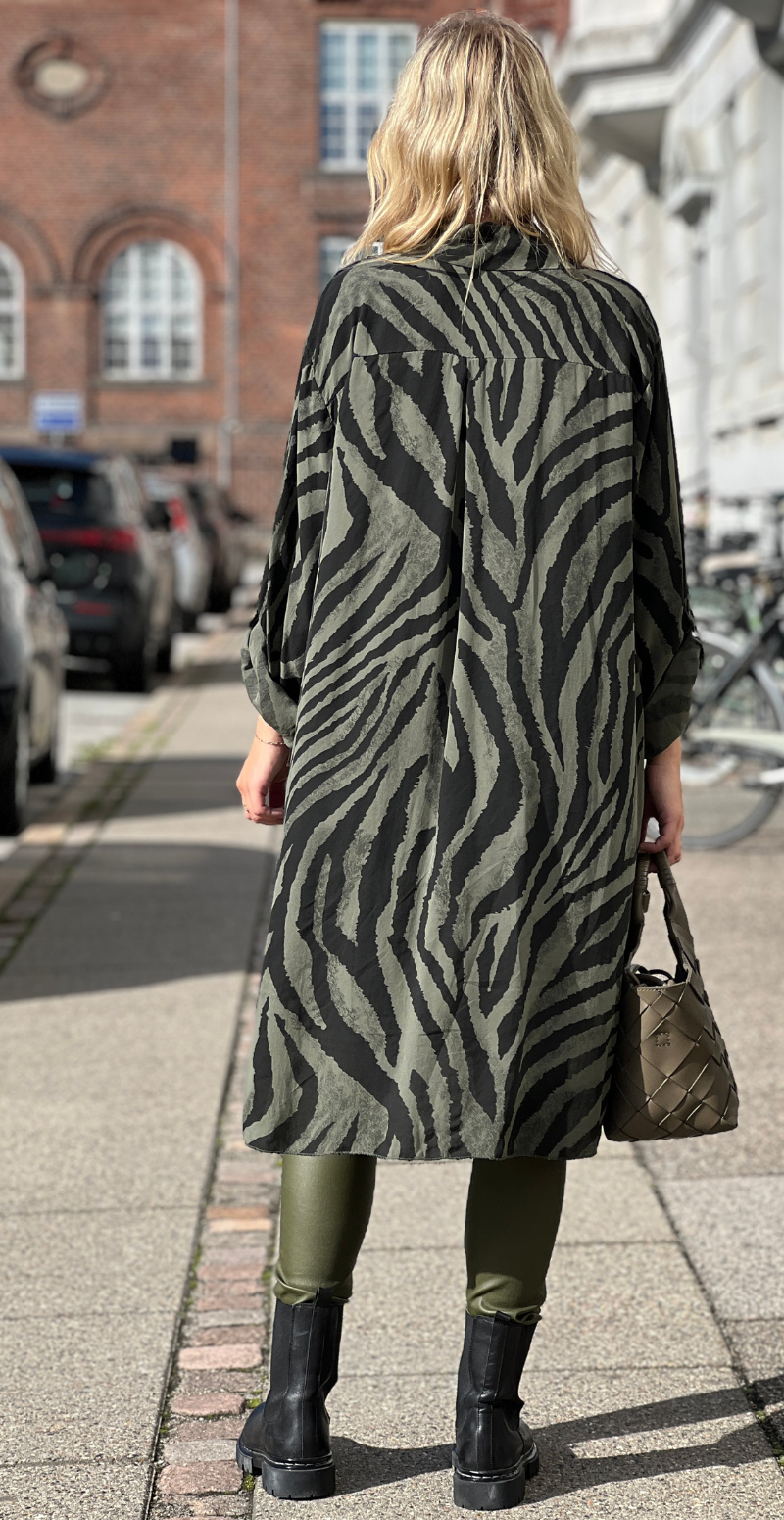 Marlowe gennemknappet tunika med zebraprint military LikeLondon