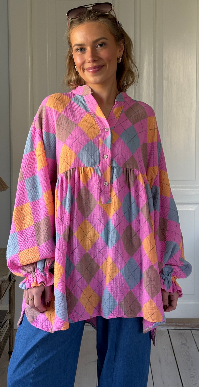 Frida mønstret bluse i musselin med vidde og overskæring pink/rombi LikeLondon