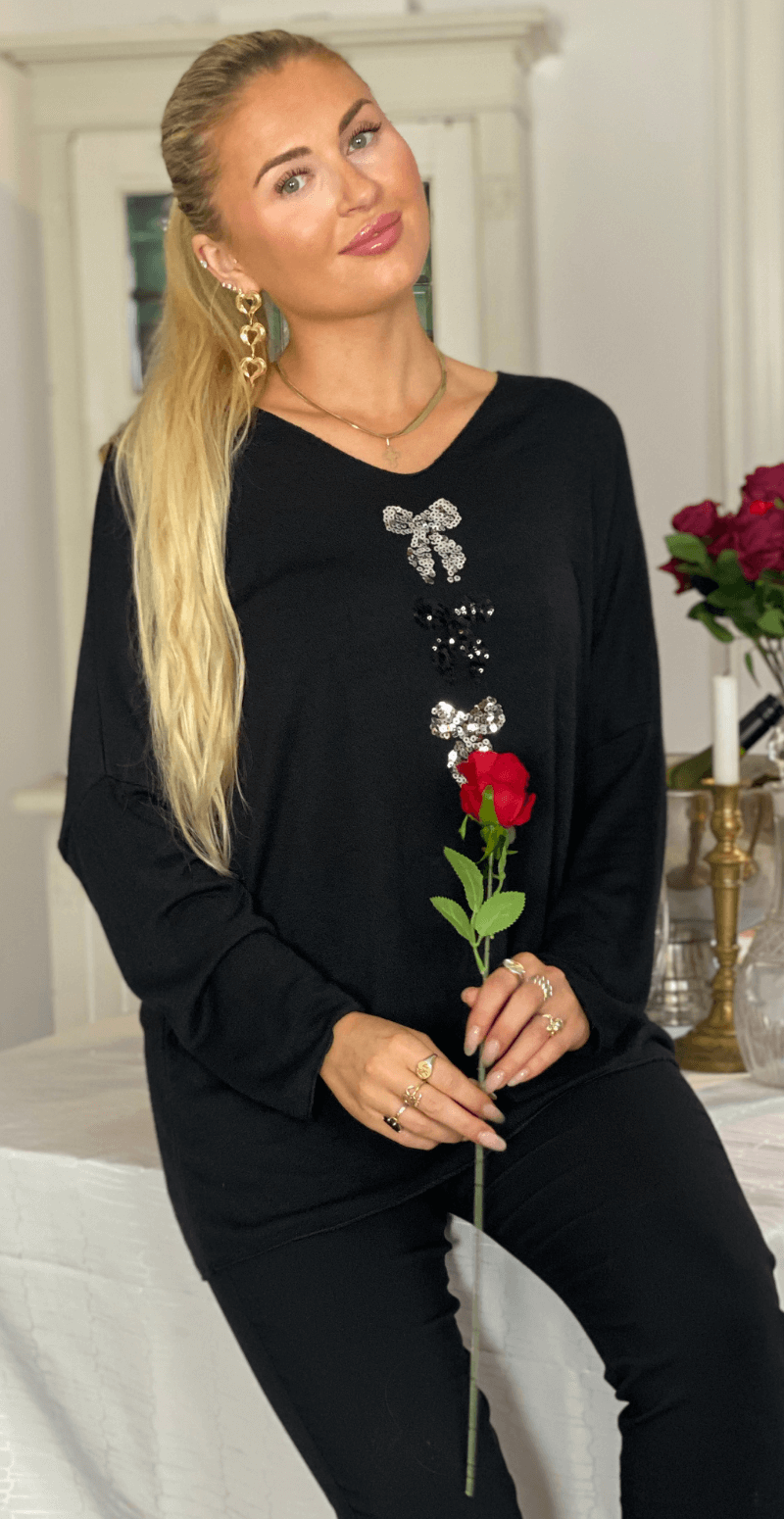 Madelene strikbluse med tre små sløjfer sort LikeLondon