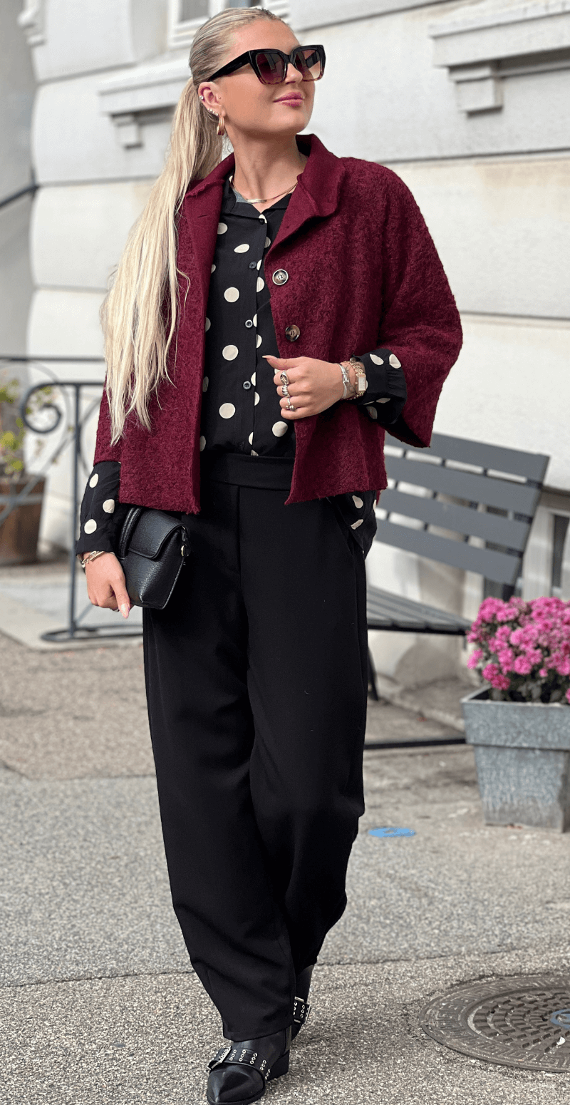 Ulrika kort jakke med vidde og knapper bordeaux LikeLondon