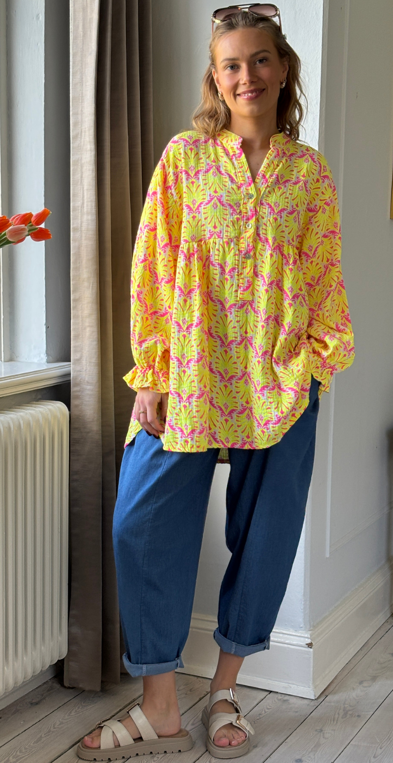 Frida mønstret bluse i musselin med vidde og overskæring gul LikeLondon