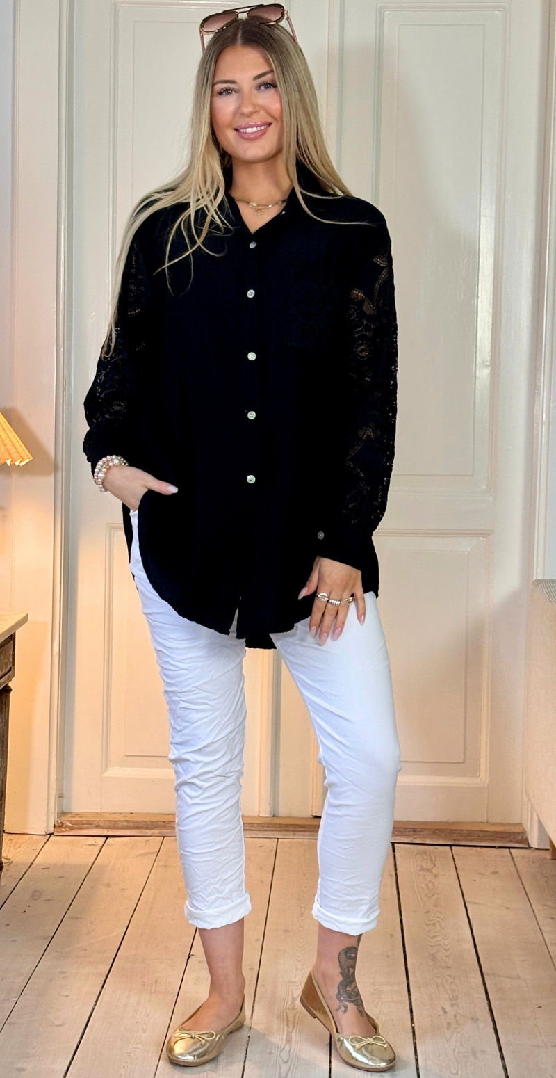 Simma skjorte med blondeærmer og lomme sort LikeLondon