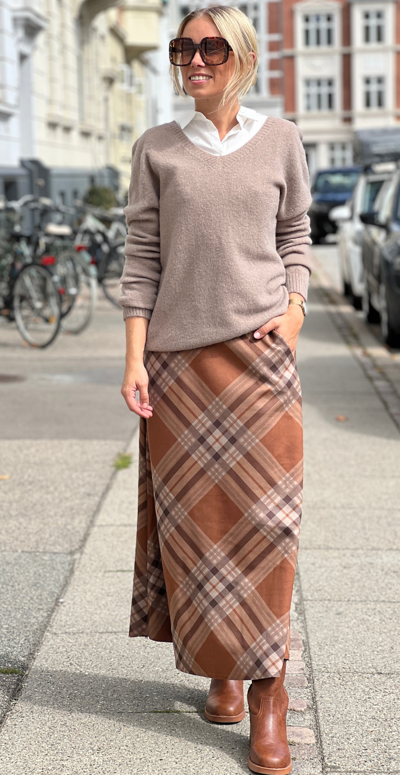 Karen ensfarvet strikbluse med v-hals fango LikeLondon