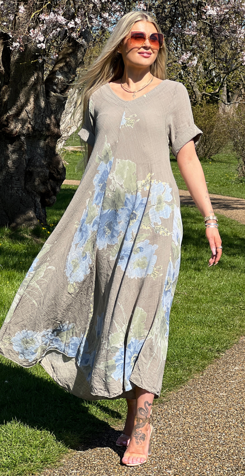 Meri lang kjole med blomsterprint og lommer fango LikeLondon