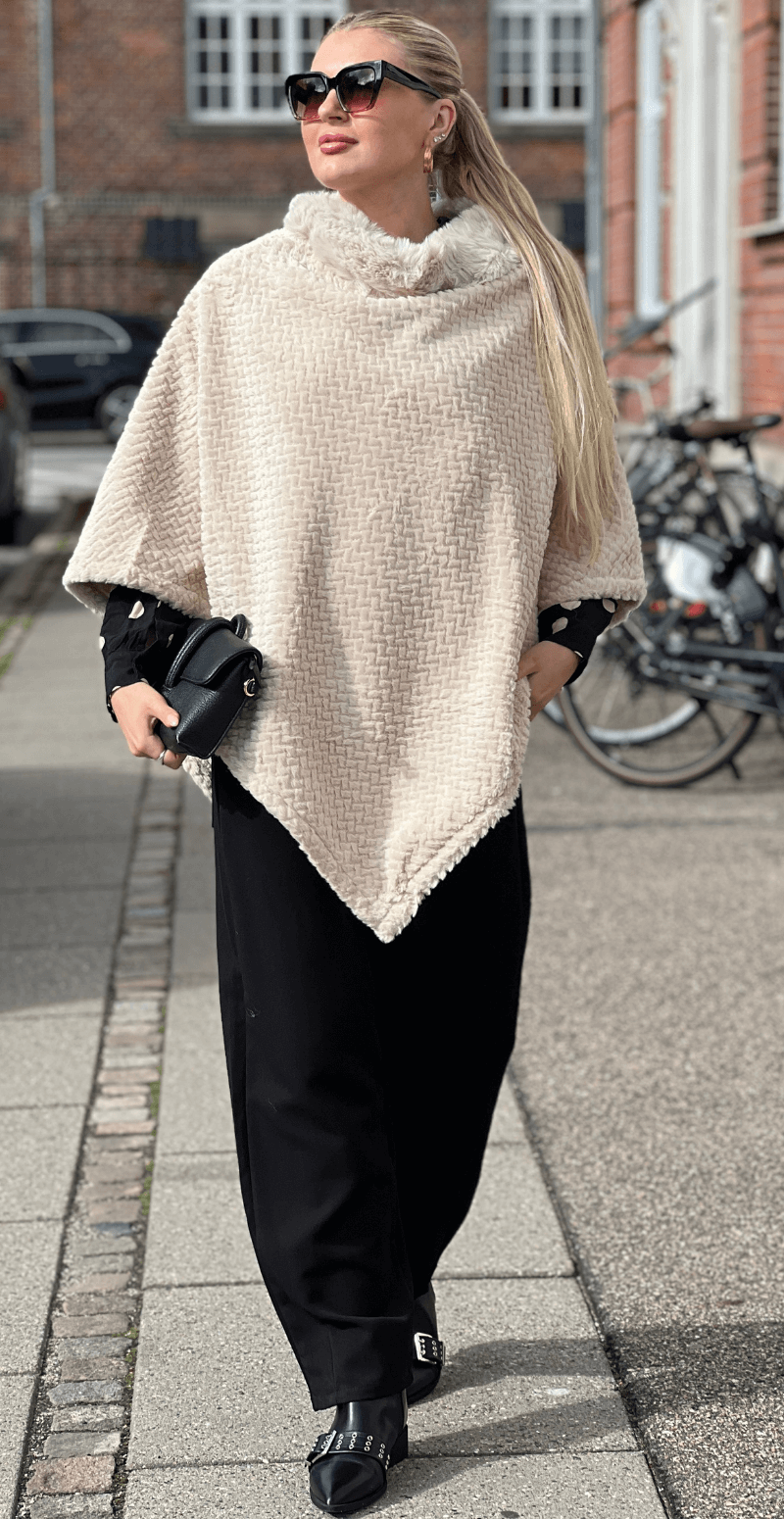 Liza poncho med bølget detalje beige LikeLondon