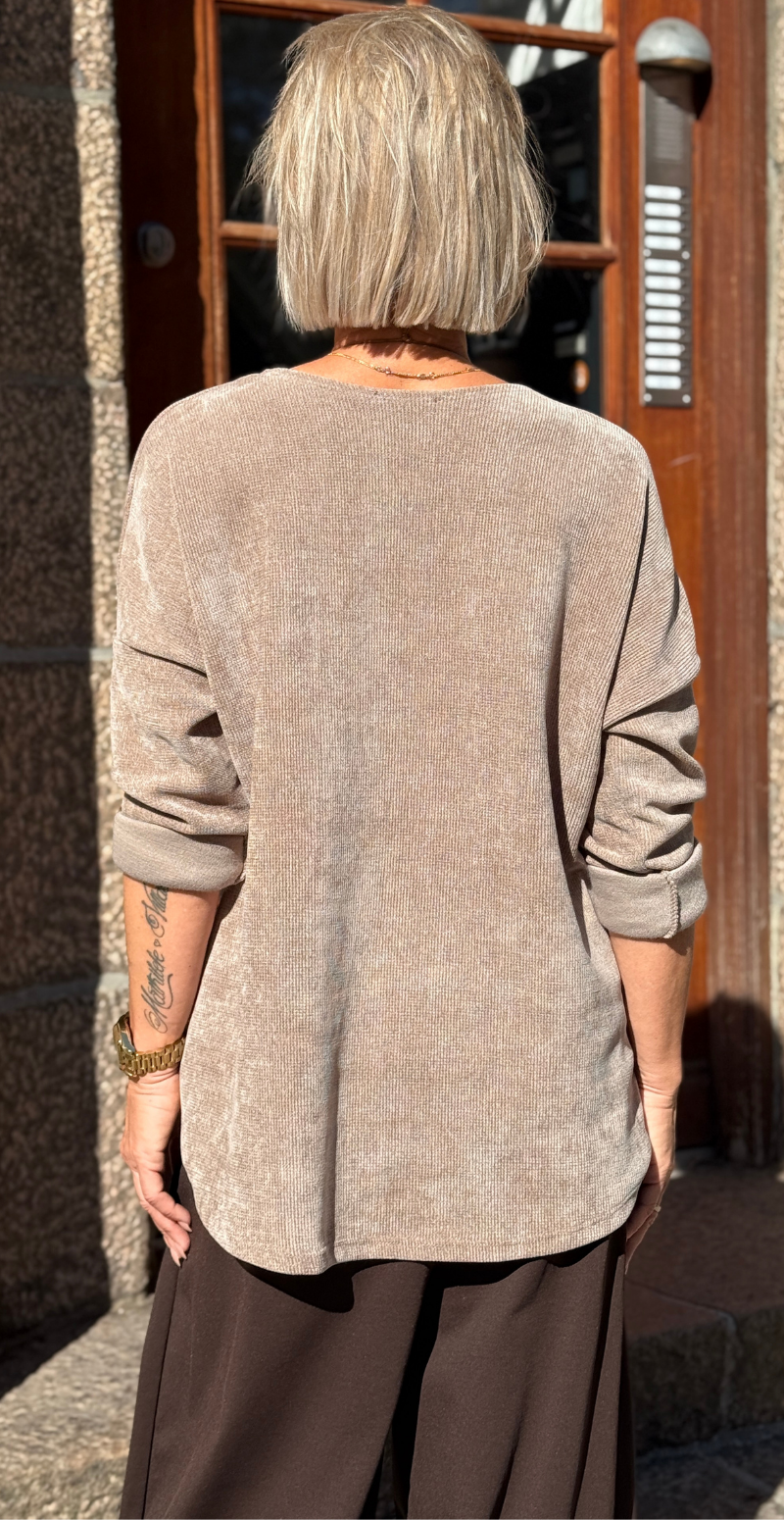 Maren bluse i velour og halskæde sand LikeLondon