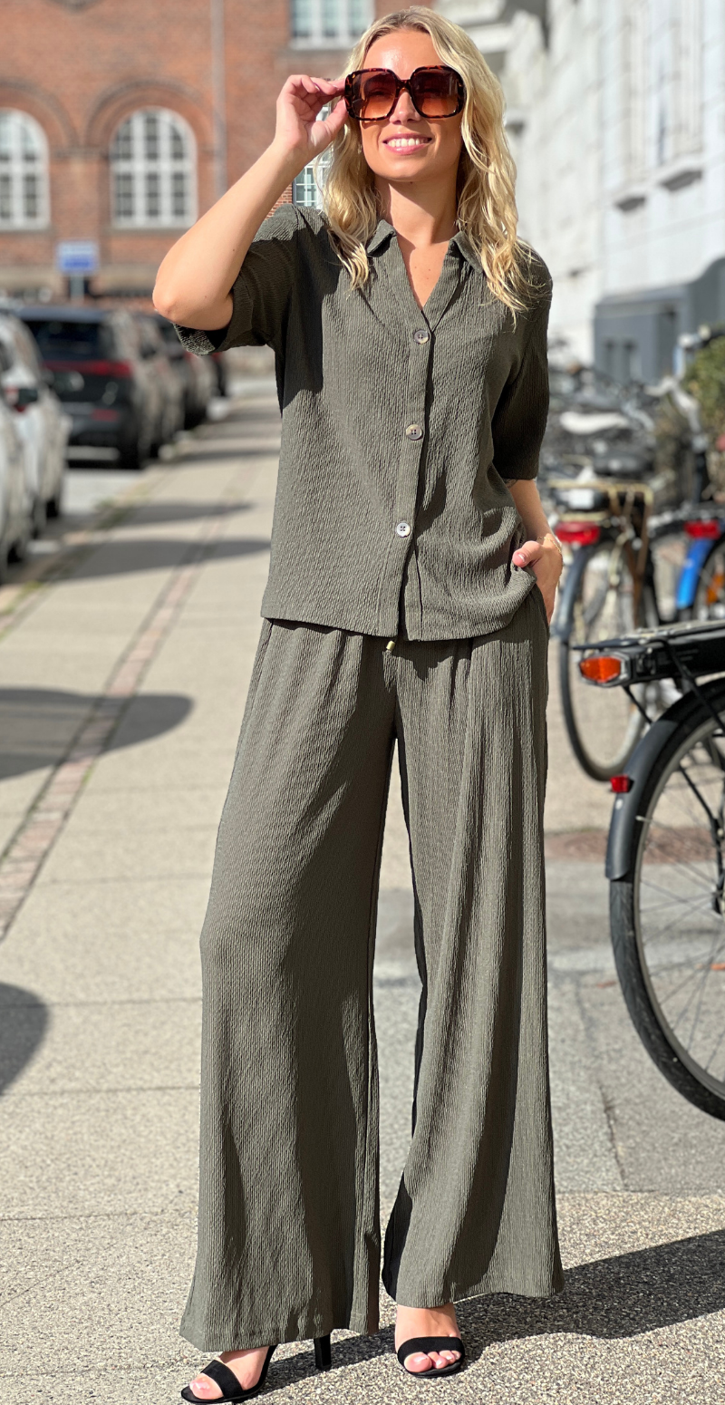 Veronika skjortebluse med struktur og hornknapper army LikeLondon