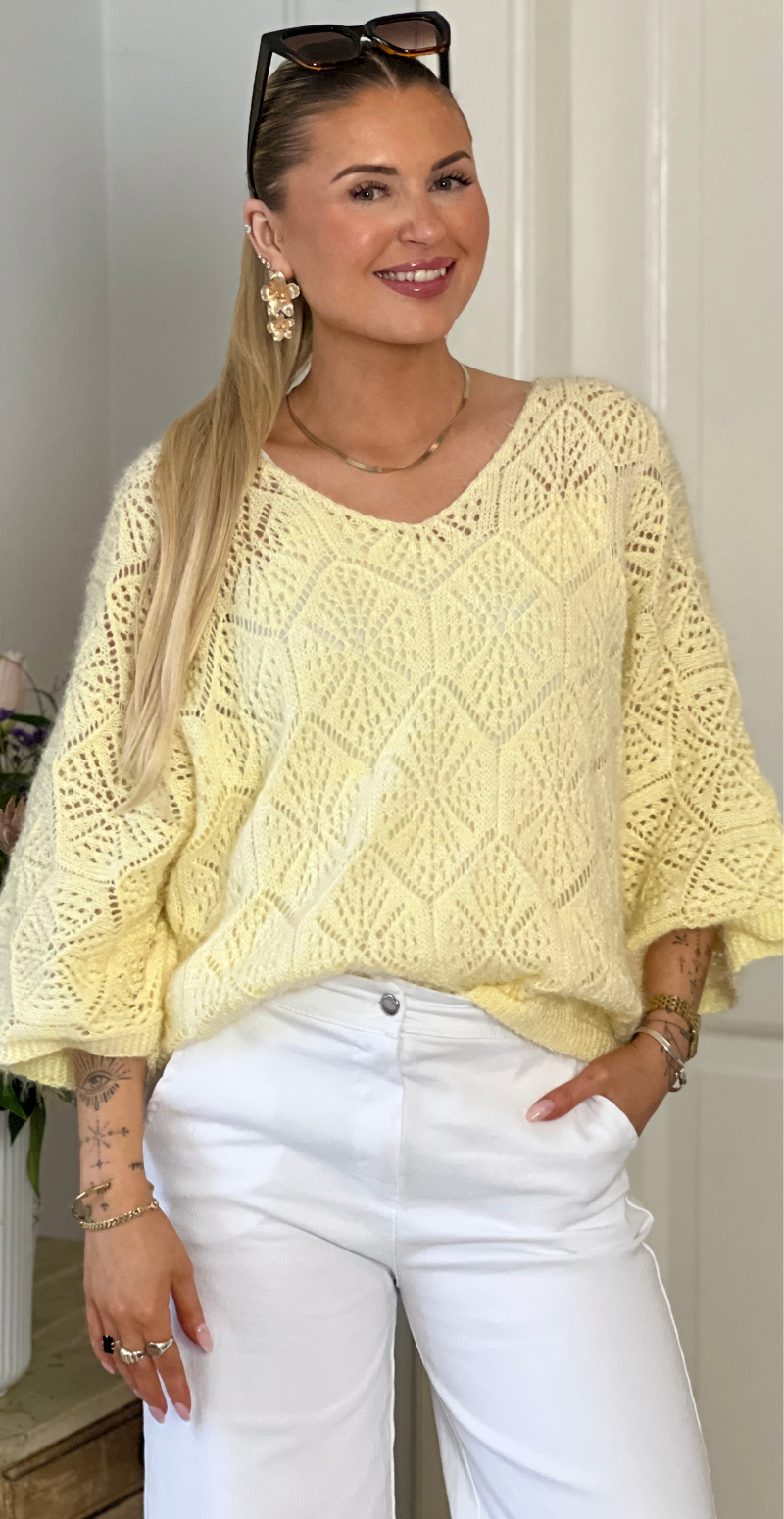 Gamma strikbluse med hulmønster gul LikeLondon