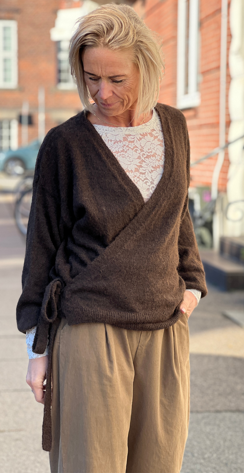 Ane cardigan i uld med slå om detalje brun LikeLondon