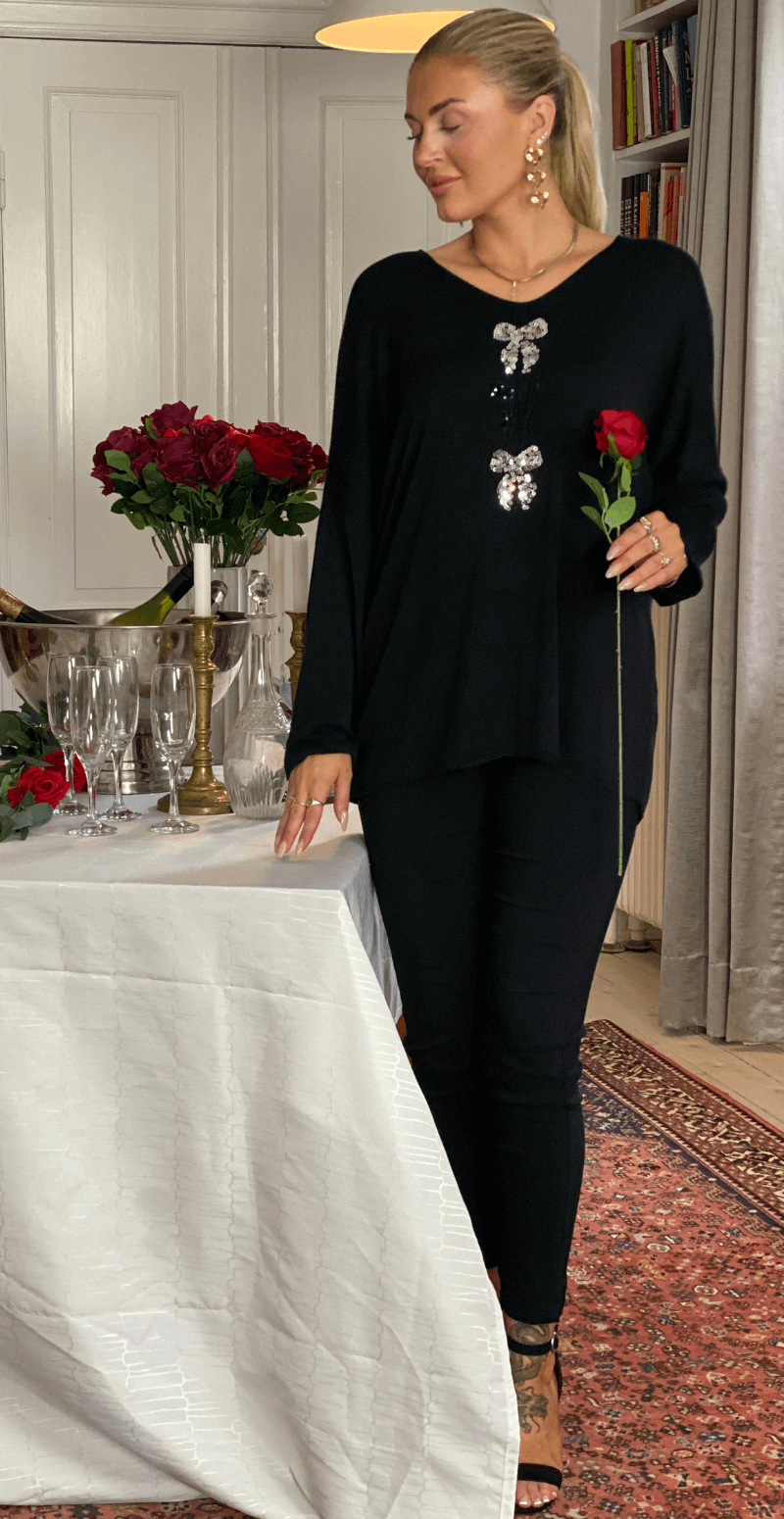 Madelene strikbluse med tre små sløjfer sort LikeLondon