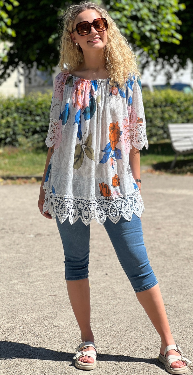 Winnie kortærmet bluse med blomster og hæklede detaljer rosa/orange LikeLondon