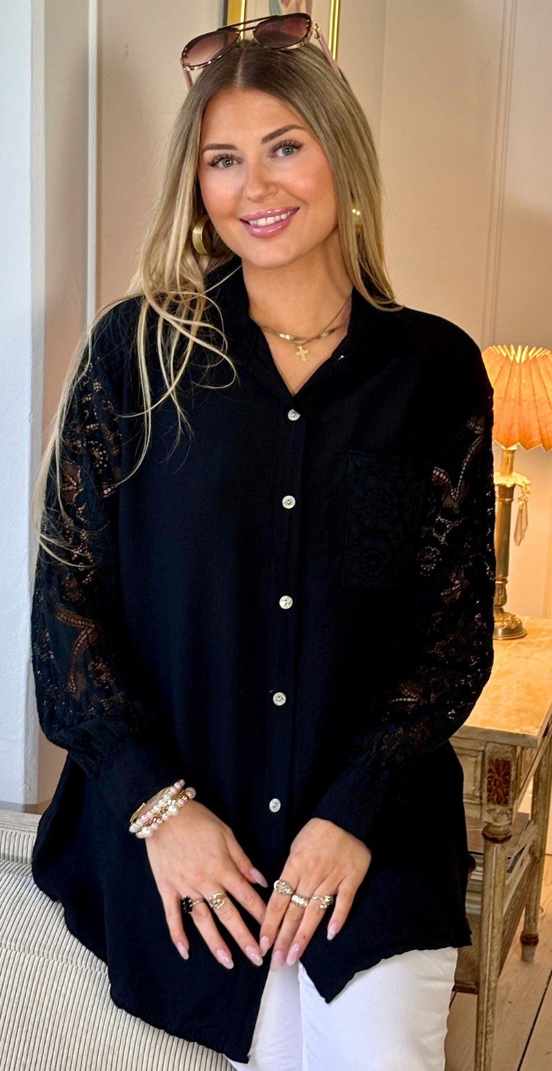 Simma skjorte med blondeærmer og lomme sort LikeLondon