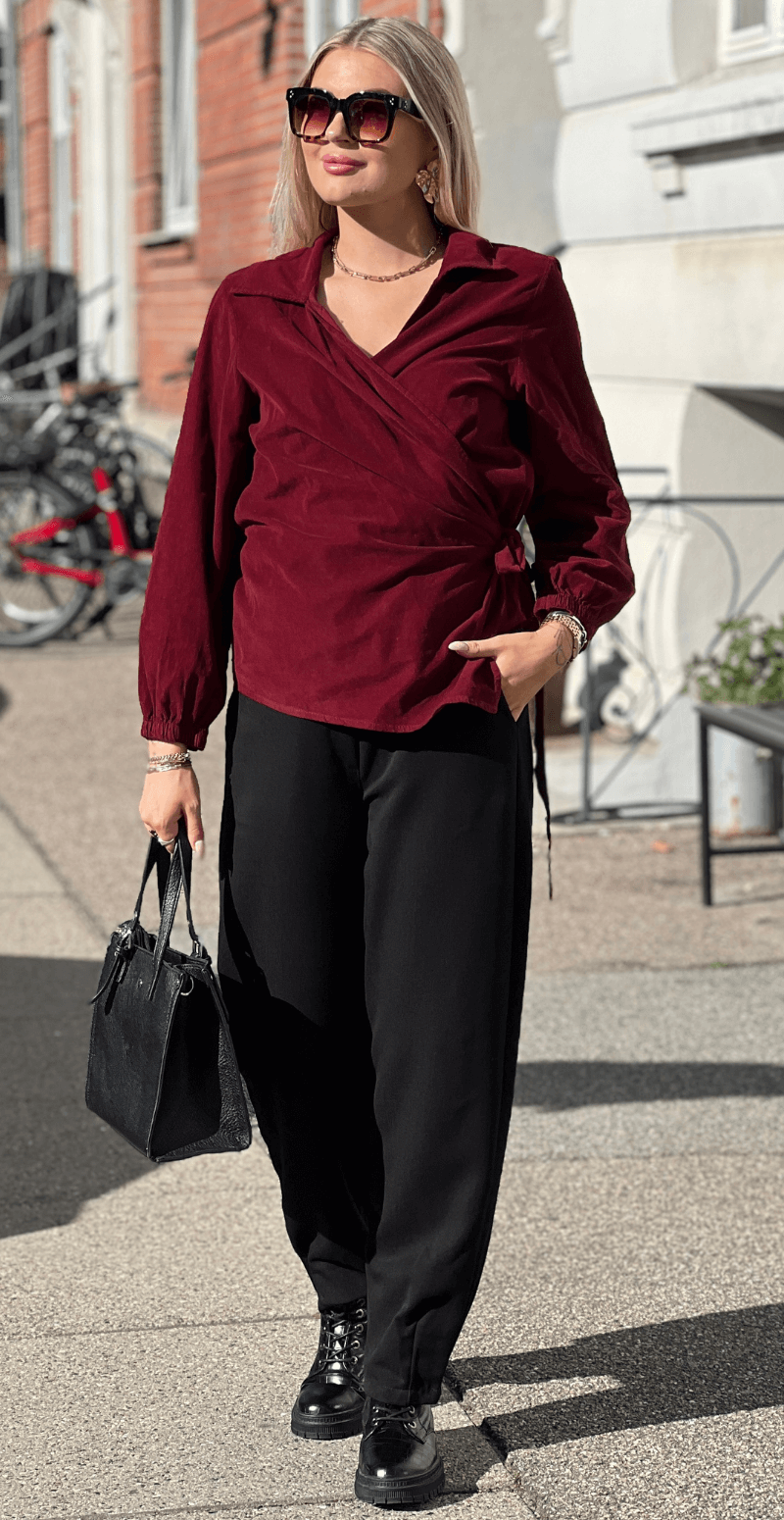 Jasmin fløjlsbluse med slå om detalje bordeaux LikeLondon