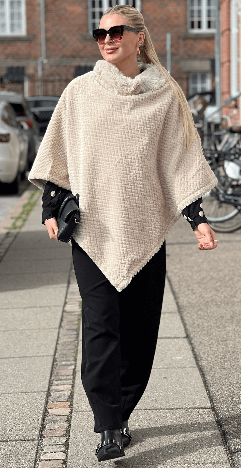 Liza poncho med bølget detalje beige LikeLondon