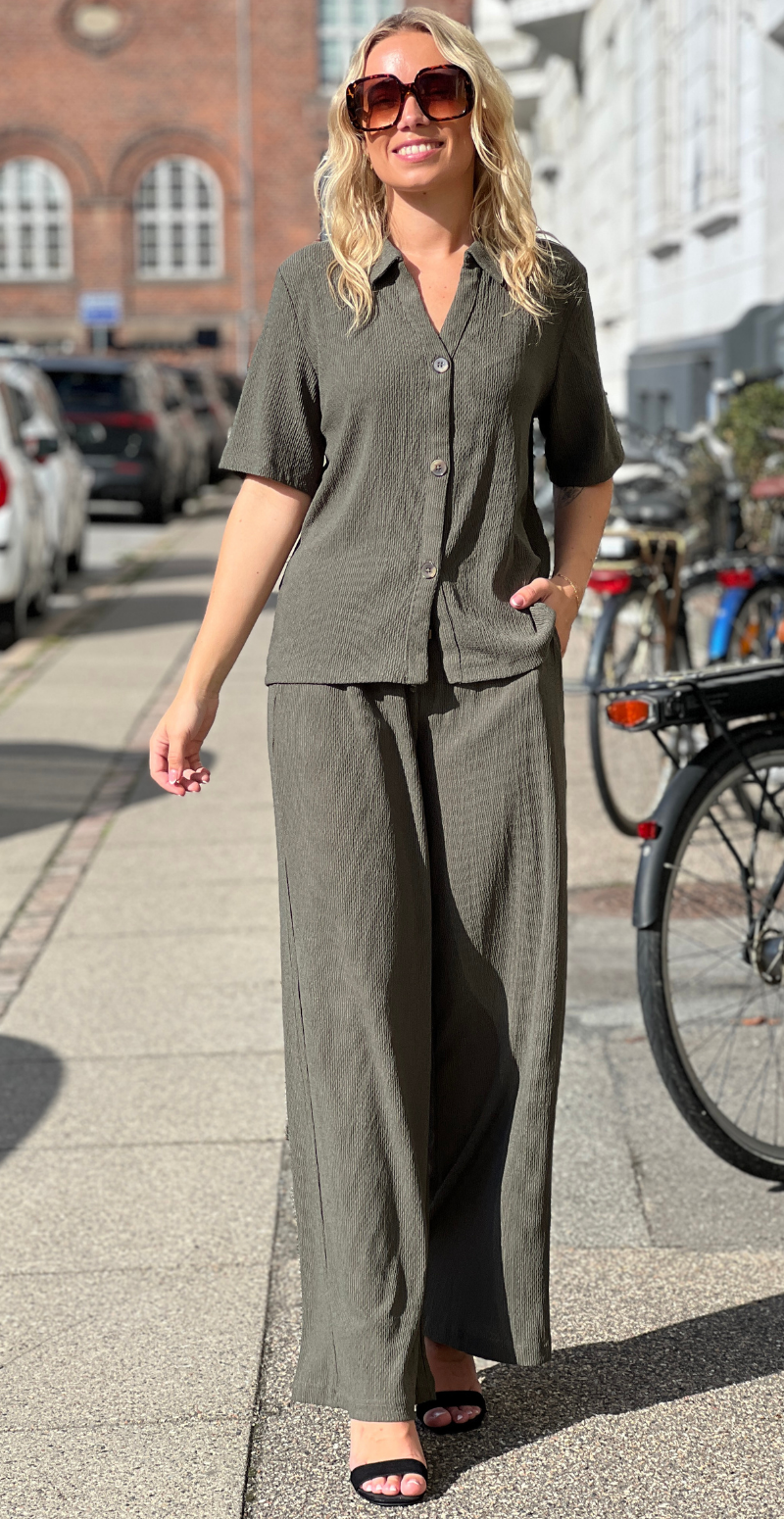 Veronika bukser med struktur og vidde army LikeLondon
